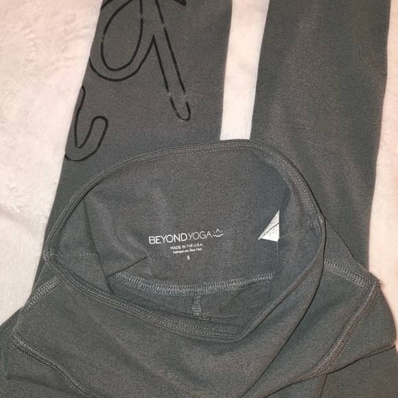 Beyond Yoga Barre3 B3 Script Leggings - Size Small - Picture 3 of 8